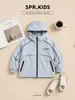 Conjunto deportivo de otoño para niños: un conjunto de tres piezas para niños, que incluye una chaqueta con capucha, una camisa polo estampada y pantalones jogger de corte holgado