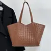 Bolso Tote de Gran Capacidad Nuevo 2026 Transfronterizo, Bolso de Hombro con Patrón Tejido Retro, Bolso de Axila Versátil de Moda para Mujer