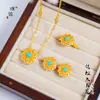 Mismo estilo que Puzuo Gold Shop oro arena turquesa incrustado diamante girasol collar pendientes anillo temperamento conjunto de joyería simple para mujer