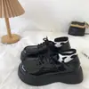 Sapatos Loafer de Cadarço com Solado Grosso Mais Vendidos Femininos Novo Estilo Outono/Inverno 2026 Sapatos Ingleses Simples Versáteis com Saias Sapatos de Couro Forrados com Lã Femininos