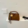 Bolsa de ombro transfronteiriça 2026 estilo coreano retrô, retalhos de camurça, blocos de cor, para usar sob o braço, uma bolsa de ombro nicho e sofisticada