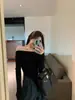 Blusa de tricô feminina com manga longa e um ombro só, estilo "garota sexy", para outono e inverno, design ombro a ombro, suéter fino e justo, top irregular