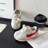 Zapatos deportivos infantiles de moda 2026 primavera y otoño modelos nuevos zapatos para niños zapatillas de correr para niñas zapatos casuales para bebé de suela blanda