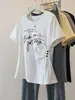 Camiseta de verano de nuevo estilo, cuello redondo, hombro normal, entallada en la cintura, manga corta irregular para mujer con estampado de letras, top adelgazante de talla grande para mujer