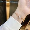 Acero de titanio de alta calidad lujo ligero simple acero de titanio que no se desvanece números romanos pulsera de cintura pequeña diseño ins pulsera para mujer.