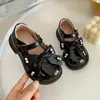 Sapatos de couro estilo coreano para meninas, novo modelo outono 2026, sapatos estilo princesa com laço, alta aparência, sola macia para bebês meninas