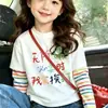 Camiseta de manga larga a rayas de algodón puro para niños y niñas, un nuevo estilo para 2026, moderna para primavera y otoño, perfecta como capa base