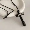 Colar Pingente Cruz Dupla de Couro e Madeira, Corrente para Suéter Estilo Trendy e Doce-Cool, Joia de Nicho de Luxo para Mulheres