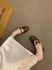 Novo modelo da Primavera de 2026: Mules slip-on femininos de moda estilo coreano com corrente e sola plana para uso ao ar livre
