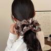Scunchie Extra Grande Plisado de Tres Capas con un Tacto de Alta Gama, Liga para el Cabello con Bloque de Color Blanco y Negro, Accesorio para el Cabello Versátil, Liga para el Cabello Simple para Mujeres