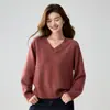 Suéter de punto grueso con diseño floral y cuello en V, diseñado para otoño e invierno, con un corte relajado y holgado, y hecho con una mezcla de hilo y cachemira.