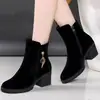 Botines de gamuza para mujer 2026 nuevo estilo otoño e invierno, forro de felpa, tacón grueso, antideslizantes, botas de algodón, punta redonda, tacón medio, botas Martin
