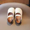Sapatos de Couro Estilo Coreano para Crianças 2025 Primavera e Outono Novos Sapatos de Princesa Retrô para Meninas Moda Boca Rasa Solado Macio Sapatos de Feijão para Bebê