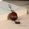 Talla en madera de sándalo rojo Mano de Buda DIY Llavero colgante para bolsa Un corazón hacia Buda Accesorio de regalo para hombres y mujeres Colgante para teléfono móvil