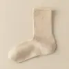 Meias de Algodão Estilo Slouch com Borda Enrolada de 25 Anos para Mulheres, Novidade de Outono Versátil Colorida Anti-Pilling de Cano Médio Venda por Atacado de Zhuji