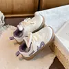 Tênis estilosos infantis 2026 outono novo modelo sapatos casuais de couro para meninos e meninas tênis de corrida para meninas estilo coreano