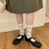 Calcetines florales retro para mujer, nuevo estilo de otoño, calcetines de encaje con lazo hasta la mitad de la pantorrilla, estilo japonés, calcetines apilados con patrón oscuro en relieve tridimensional