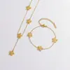 Joias de Aço Titânio Dongguan Não Desbotam, Modernas e Versáteis, Conjunto de Tornozeleira Pulseira Colar de Aço Inoxidável Cinco Flores de Alto Padrão para Mulheres