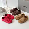 Tênis casuais masculinos com solas macias, novo modelo de outono com velcro, tênis de treino estilo coreano alemão, tênis esportivos de cano baixo para meninas e crianças