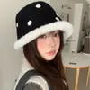 Nuevo sombrero de pescador de invierno para mujer, estilo coreano, moderno, para estudiantes, con forro de lana de cordero, versátil, cálido, protege los oídos y adelgaza el rostro