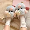 Zapatillas de peluche dulces y femeninas, nuevo modelo otoño e invierno 2026, con forro polar añadido para mayor calidez, adecuadas para usar en exteriores, zapatos peludos versátiles y lindos
