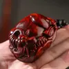Al por mayor tallado de palo de rosa pieza de mango de mano perro salvaje valiente mango olla colgante Hu adornos tiembla artículos vivos manualidades regalos