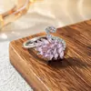 Anillo de Luz de Zirconia Incrustada en Oro Real Chapado en Cobre Transfronterizo Europeo y Americano Lujo Ligero Sensación de Alta Gama Anillo para el Dedo Joyería de Mano Versátil Fabricante Venta al por Mayor en Stock