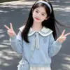 Conjunto de dos piezas para niña: una sudadera con cuello de muñeca y una falda midi de moda con lazo, perfecta para principios de otoño, adecuada para la escuela