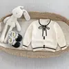 Conjunto Otoñal para Niñas Estilo 2026 Suéter Cardigan Lindo con Moño Conjunto de Dos Piezas con Pantalones de Pierna Ancha Rayados en un Pequeño Estilo Chanel