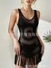 Vestido de crochê artesanal estilo boho com franjas, perfeito como saída de praia ou sobreposição de maiô, apresentando um design de rede vazada
