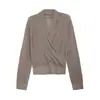 Top de Diseño Estilo Francés Wanwei para Mujer 2026 Otoño Nuevo Estilo Cuello Diagonal Cuello en V Tejido de Punto Fino Brillante Manga Larga 6043-1