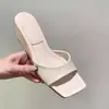 Primer encuentro: Sandalias de cuña suaves estilo francés con una sola tira, suela blanda, punta cuadrada, versátiles y elegantes, perfectas para usar al aire libre en el verano de 2026