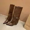 Botas de salto alto bico fino estilo europeu e americano para mulheres, coleção outono/inverno 2025, efeito emagrecedor, botas estilo Martin, botas de cano alto
