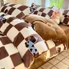 Nuevo juego de ropa de cama de cuatro piezas de grado A para 2026, seguro para bebés, con forro de felpa, engrosado, de terciopelo de leche y suave, cálido, con un estampado fresco y ligero para uso doméstico