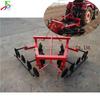 O equipamento de arrasto de quatro rodas aciona a máquina de trituração Máquina de trituração de disco agrícola Dispositivo de sulco ajustável removível