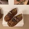 Las faldas para mujer son increíblemente versátiles y elegantes para el otoño. Zapatos de tacón bajo nuevos, zapatos planos casuales y deportivos para mujer, combinados con zapatillas de entrenamiento alemanas 2026