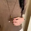 Colar Pingente Oval Corda de Couro Retrô Luxo Leve High-End Moda Corrente Simples para Suéter Acessório de Colar Versátil Personalidade para Mulheres