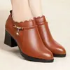 Zapatos para Madre Suela Suave Planos Cómodos para Mujer 2026 Otoño Nuevo Estilo Elegantes para Mujeres de Mediana Edad y Mayores Tacón Medio Piel Suave Tacón Grueso Zapatos Pequeños de Cuero