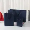 Personalização de Sacola de Papel Transfronteiriça Personalização de Sacola de Presente para Feriados Bolsa de Mão com Rebite Sacola de Papel para Empresa de Vestuário Mais Logo