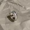 Diseño Nicho Estilo Oscuro Estilo Dulce y Cool Incrustado de Diamantes Personalizado Apertura de Gama Alta Estilo Frío Ins Anillo Abierto Plisado