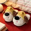 Pantuflas caseras unisex con lindo diseño de cachorro de sombrero amarillo de dibujos animados, zapatos peludos cálidos y antideslizantes para parejas, hechos a medida para invierno, al por mayor