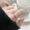 Anillo Minimalista Clásico de Zirconia Única para Mujer, Versátil, Elegante, Moderno, Joyería de Anillo Cerrado de Nicho, Venta al por Mayor y Dropshipping del Fabricante