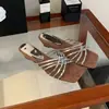 First Encounter Temporada 2026 Novas Chinelas Femininas de Uso Externo Estilo Coreano Quadradas Slip-On com Salto Anabela Elegante e Bico Aberto para um Look de Férias