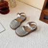Sandalias de punta para niña, verano 2025, nuevas sandalias de estilo coreano con agujeros para bebé, elegantes zapatos de princesa tejidos con suela suave para niña.