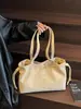Bolso de mano elegante para mujer transfronterizo, nuevo modelo otoño 2026, bolso de mano para hombro o axila con un diseño único, adecuado para ir al trabajo