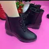 Otoño Invierno 2026 Nuevo Moda de Comercio Exterior Botas de Cuero para Mujer con Tacón de Cuña Botas Cortas Delgadas Botas Forradas de Lana para Madre Transfronterizo