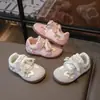 Tênis Feminino 2026 Primavera Novo Modelo Sapatos Casuais Infantis Florais Solado Macio Sapatos para Caminhada de Bebê para Crianças Pequenas