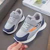 Novos Tênis Esportivos Infantis 2026 Outono Confortáveis Respiráveis Para Crianças Médias e Grandes Moda Casual Sapatos Para Meninos e Meninas Sapatos Forrest Gump