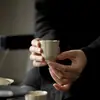 Xícara de Chá com Boca de Flor Esmaltada Cinza Estilo Dinastias Tang e Song, Conjunto de Chá Kung Fu, Xícara de Mestre Cerâmica Doméstica em Forma de Pétala, Xícara de Degustação, Xícara Individual