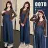 Ropa de maternidad para otoño, nuevo estilo casual para mamás a la moda, peto de mezclilla simple talla grande con top de algodón de manga acampanada, conjunto de dos piezas